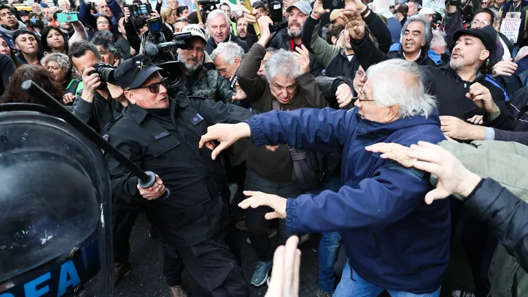 represión a jubilados frente al Congreso